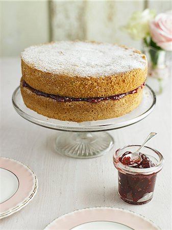 rich cake - Victoria sponge cake with jam filling Photographie de stock - Premium Libres de Droits, Code: 659-08895722