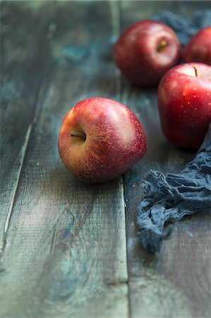 simsearch:659-06186831,k - Red apples on a wooden background Photographie de stock - Premium Libres de Droits, Code: 659-08895765