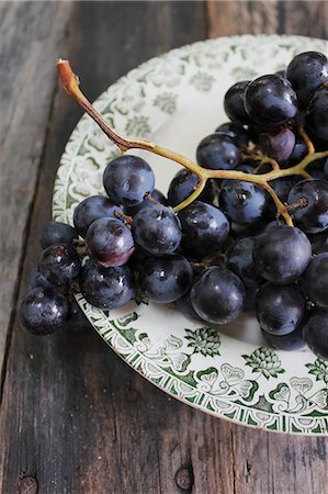 simsearch:659-06184048,k - Purple grapes with drops of water on a plate Photographie de stock - Premium Libres de Droits, Code: 659-08895770