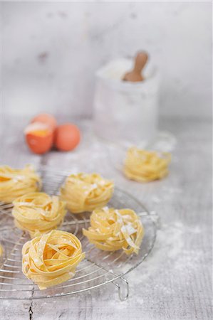 simsearch:659-06307849,k - Homemade fettuccine, eggs and flour Stockbilder - Premium RF Lizenzfrei, Bildnummer: 659-08895791