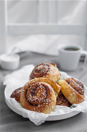 Kanelbullar (Swedish cinnamon buns) served with cup of coffee Foto de stock - Sin royalties Premium, Código: 659-08895807