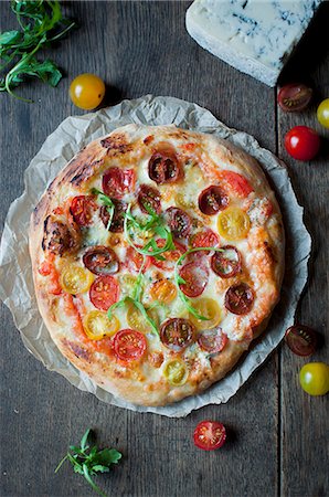 simsearch:659-08147629,k - Homemade pizza topped with colourful cherry tomatoes, mozzarella and gorgonzola Stock Photo - Premium Royalty-Free, Code: 659-08895816