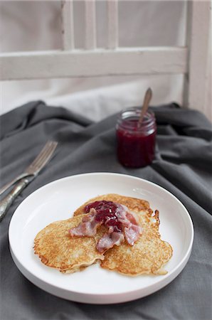 simsearch:659-06901516,k - Raggmunk is traditional Swedish potato pancake, fried in butter, served with fried pork and lingonberries Photographie de stock - Premium Libres de Droits, Code: 659-08895819