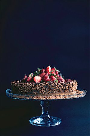 simsearch:659-08895381,k - A chocolate cake topped with strawberries, pomegranate seeds and nuts Foto de stock - Sin royalties Premium, Código: 659-08895827