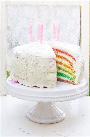 Rainbow cake with candles Foto de stock - Royalty Free Premium, Número: 659-08895820