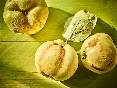 simsearch:659-08513131,k - Quinces with a leaf Stock Photo - Premium Royalty-Free, Code: 659-08895837