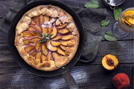 simsearch:659-09124142,k - Crostata with peaches Photographie de stock - Premium Libres de Droits, Code: 659-08895832