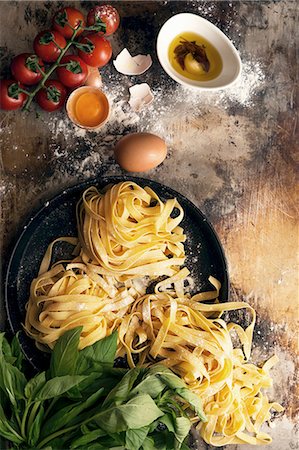 simsearch:659-06307681,k - Tagliatelle, tomatoes, herbs and eggs Photographie de stock - Premium Libres de Droits, Code: 659-08895846
