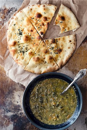 simsearch:659-08940044,k - Spinach soup and a flatbread (seen from above) Photographie de stock - Premium Libres de Droits, Code: 659-08895843