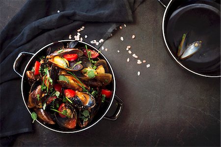 food and black background - Mussels with tomatoes Stock Photo - Premium Royalty-Free, Code: 659-08895850