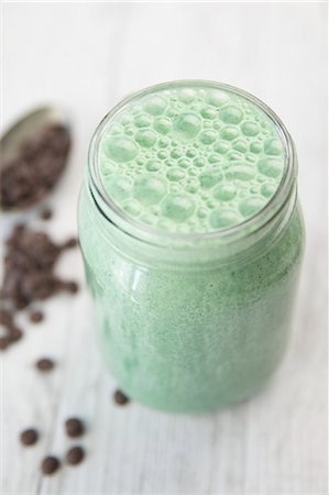 simsearch:659-07598435,k - A chocolate and mint smoothie in a glass Foto de stock - Sin royalties Premium, Código: 659-08895869