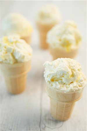 simsearch:659-08940465,k - Lemon meringue ice cream in cones Photographie de stock - Premium Libres de Droits, Code: 659-08895877
