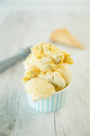 simsearch:659-08941012,k - Lemon meringue ice cream in a striped tub Foto de stock - Sin royalties Premium, Código: 659-08895879