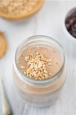 A peanut butter and jelly smoothie Foto de stock - Sin royalties Premium, Código: 659-08895885