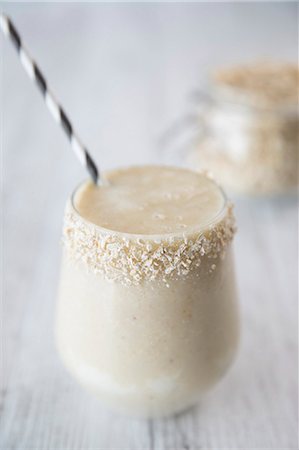 flocons d'avoine - A power smoothie with almond milk, banana and oats Photographie de stock - Premium Libres de Droits, Code: 659-08895889