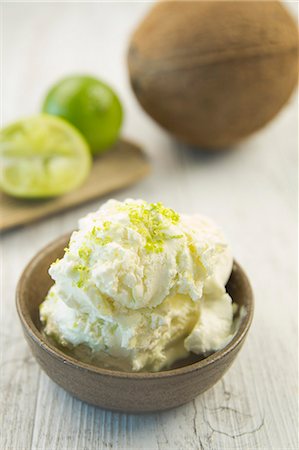 simsearch:659-08895987,k - Lime and coconut ice cream Foto de stock - Sin royalties Premium, Código: 659-08895880