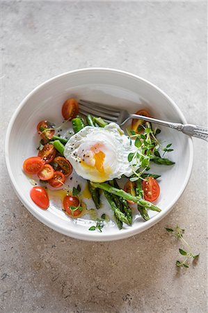 simsearch:659-06185530,k - A poached egg on a bed of asparagus with cherry tomatoes Stock Photo - Premium Royalty-Free, Code: 659-08895919