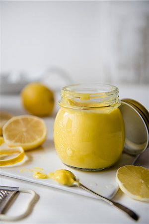 simsearch:659-08897157,k - Lemon curd in a jar with fresh lemons Foto de stock - Sin royalties Premium, Código: 659-08895912