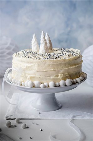 A Christmas cake with white chocolate icing, decorated with silver beads Stock Photo - Premium Royalty-Free, Code: 659-08895920