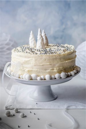 simsearch:659-06902172,k - A Christmas cake with white chocolate icing, decorated with silver beads Stock Photo - Premium Royalty-Free, Code: 659-08895920