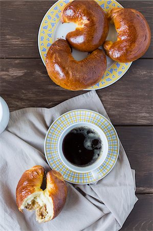 simsearch:659-01863830,k - Crescent-shaped walnut pastries and a cup of coffee Photographie de stock - Premium Libres de Droits, Code: 659-08895944