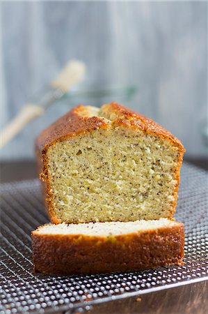 simsearch:659-08895986,k - A lemon and poppyseed loaf cake on a wire cooling rack (with one slice cut off) Photographie de stock - Premium Libres de Droits, Code: 659-08895946