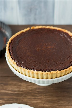 simsearch:659-08895942,k - Chocolate tart Photographie de stock - Premium Libres de Droits, Code: 659-08895941