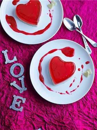 simsearch:633-01274235,k - Two jelly love hearts Stock Photo - Premium Royalty-Free, Code: 659-08895981