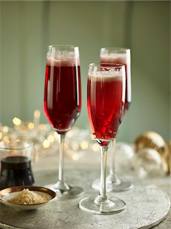 simsearch:659-07958983,k - Three glasses of kir royale Foto de stock - Sin royalties Premium, Código: 659-08895983
