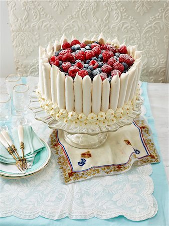 Meringue crown cake topped with berries Foto de stock - Sin royalties Premium, Código: 659-08895992