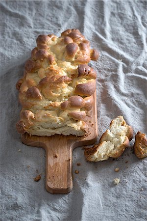 Sweet vegan braided yeast bread Foto de stock - Sin royalties Premium, Código: 659-08896059