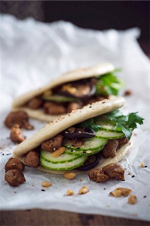 Vegan bao tacos with soya strips, cucumber, shiitake mushrooms, roasted peanuts and sesame seeds Stock Photo - Premium Royalty-Free, Code: 659-08896060