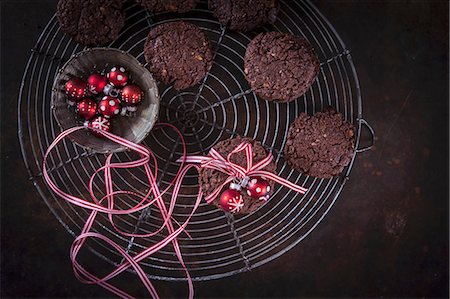 simsearch:670-06451517,k - Christmas chocolate and walnut cookies wrapped in gift ribbon with a bauble decoration Photographie de stock - Premium Libres de Droits, Code: 659-08896070