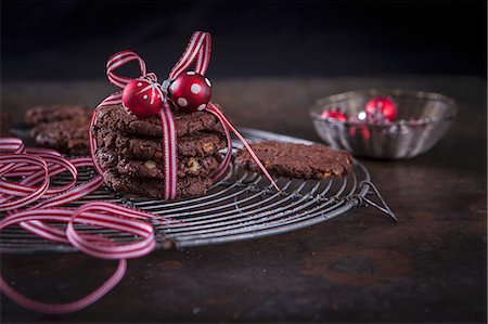 simsearch:659-08513221,k - Christmas chocolate and walnut cookies wrapped in gift ribbon with a bauble decoration Stock Photo - Premium Royalty-Free, Code: 659-08896071