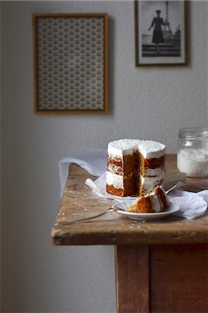simsearch:859-06617571,k - A moist orange cake with a ginger and cream cheese frosting Stockbilder - Premium RF Lizenzfrei, Bildnummer: 659-08896127