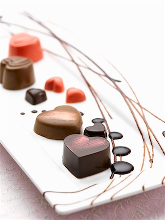 simsearch:659-06184897,k - Milk chocolate hearts and dark, pink and red chocolates Foto de stock - Sin royalties Premium, Código: 659-08896144