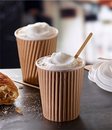 simsearch:659-06185734,k - Two cappuccinos to go with a croissant Photographie de stock - Premium Libres de Droits, Code: 659-08896141