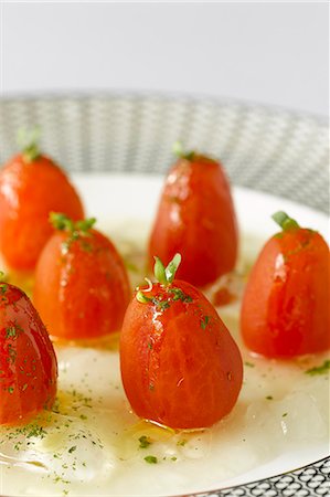 Tomatoes with transparent gazpacho gleatin Photographie de stock - Premium Libres de Droits, Code: 659-08896154