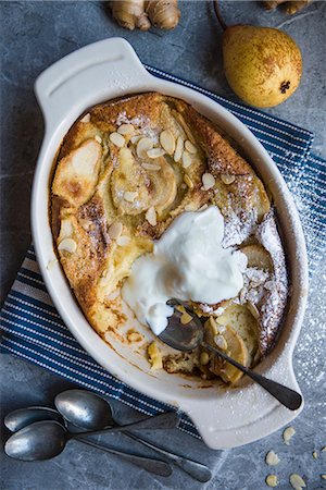 simsearch:659-07599252,k - Pear and ginger clafoutis with almond and creme fraiche, view from above Foto de stock - Sin royalties Premium, Código: 659-08896164