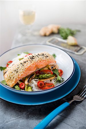 simsearch:659-09124680,k - Seasame seed crusted salmon with ginger stir fry Foto de stock - Royalty Free Premium, Número: 659-08896163