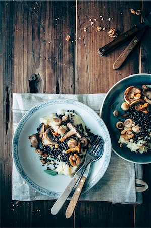Celeriac puree, lentills, mushrooms, walnuts and fresh sage Photographie de stock - Premium Libres de Droits, Code: 659-08896197