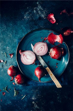 simsearch:659-06671100,k - Red onions, some halved, and fresh rosemary Foto de stock - Sin royalties Premium, Código: 659-08896207