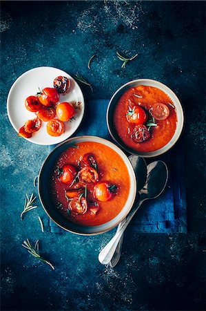 entree - Tomato and red onionsoup, fresh rosemary leafs Stock Photo - Premium Royalty-Free, Code: 659-08896209