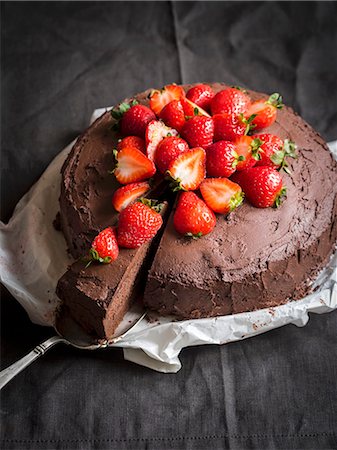 soft fruit recipe - Gluten free flowerless chocolate paleo cake with strawberries Stock Photo - Premium Royalty-Free, Code: 659-08896214
