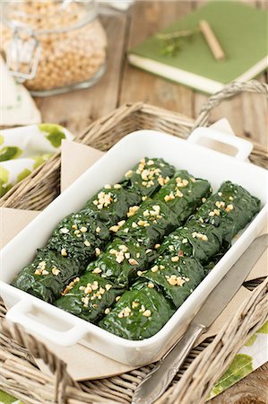 simsearch:659-06495240,k - Tuscan kale rolls Foto de stock - Sin royalties Premium, Código: 659-08896235