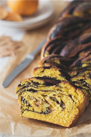 Pumpkin babka cake with chocolate filling. Foto de stock - Sin royalties Premium, Código: 659-08896239