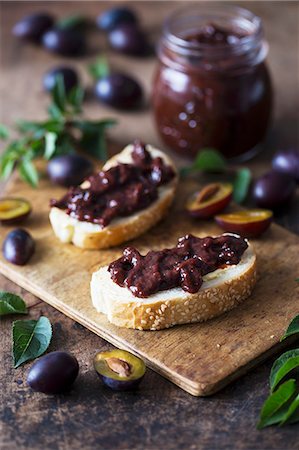 simsearch:659-07610020,k - Homemade plum jam on toasts Stockbilder - Premium RF Lizenzfrei, Bildnummer: 659-08896246