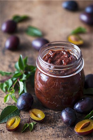 simsearch:659-08896093,k - Jar of homemade plum jam Foto de stock - Sin royalties Premium, Código: 659-08896247