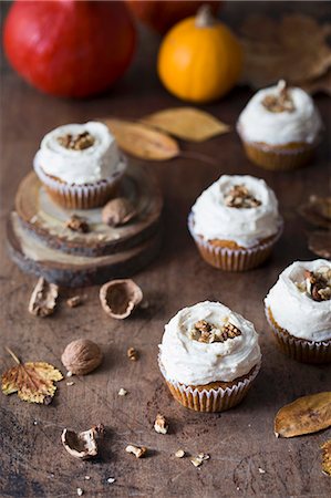squash recipe - Pumpkin cupcakes with cream cheese frosting and walnuts. Stock Photo - Premium Royalty-Free, Code: 659-08896243