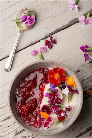 A breakfast of porridge with strawberry compote and fresh edible flowers (seen from above) Stock Photo - Premium Royalty-Free, Code: 659-08896255